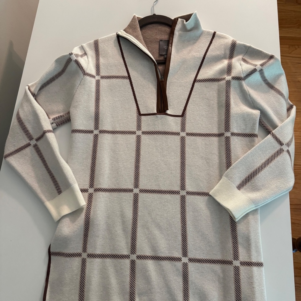 A light weight tunic zipppered top by LYSSE